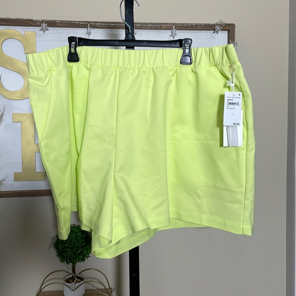 Good American Weekend Shorts NWT Key lime size 7 4XL